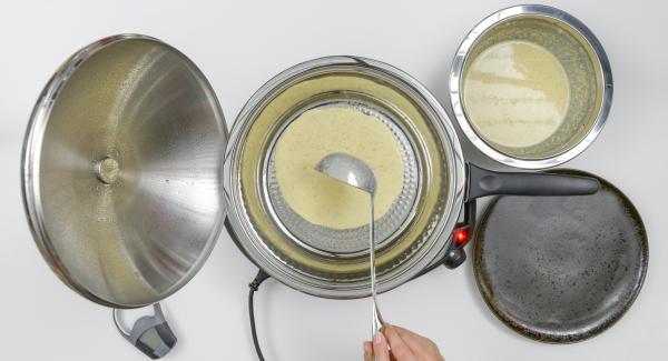 Cuando el Avisador (Audiotherm) emita un pitido al llegar a la ventana de “chuleta”, apagar el fuego, añadir la mantequilla y verter un poco de masa. Esparcir la mezcla girando y cubrir con la tapa. Volver a poner al fuego a baja temperatura.