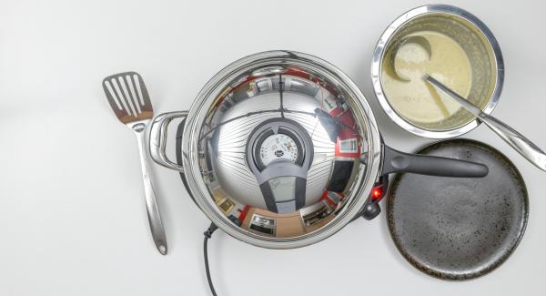 Cocinar el primer lado utilizando el Audiotherm hasta alcanzar el punto de giro de 90 ° C, volver a tapar con la tapa y cocinar hasta que se alcance 90 ° C. Como se describe, hornear un total de 6 finas crepes con la masa restante y mantener caliente.