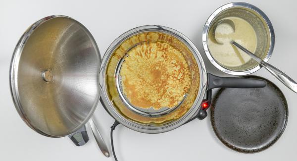 Cocinar el primer lado utilizando el Audiotherm hasta alcanzar el punto de giro de 90 ° C, volver a tapar con la tapa y cocinar hasta que se alcance 90 ° C. Como se describe, hornear un total de 6 finas crepes con la masa restante y mantener caliente.