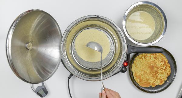 Cocinar el primer lado utilizando el Audiotherm hasta alcanzar el punto de giro de 90 ° C, volver a tapar con la tapa y cocinar hasta que se alcance 90 ° C. Como se describe, hornear un total de 6 finas crepes con la masa restante y mantener caliente.