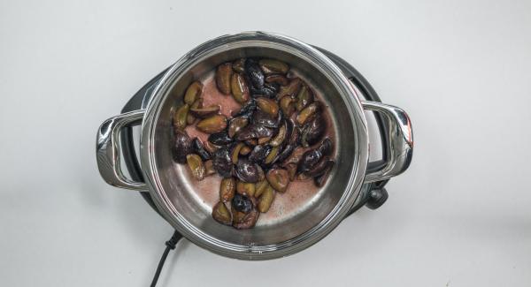 Limpiar las ciruelas, retirar el hueso y cortarlas en gajos. Mezclar en una olla con el resto del azúcar y del azúcar de vainilla. Dejar reposar unos 15 minutos.