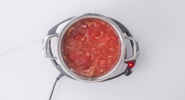 Cuando el Avisador (Audiotherm) emita un pitido al llegar a la ventana de “chuleta”, destapar, remover añadir la salsa de tomate y los pimientos.