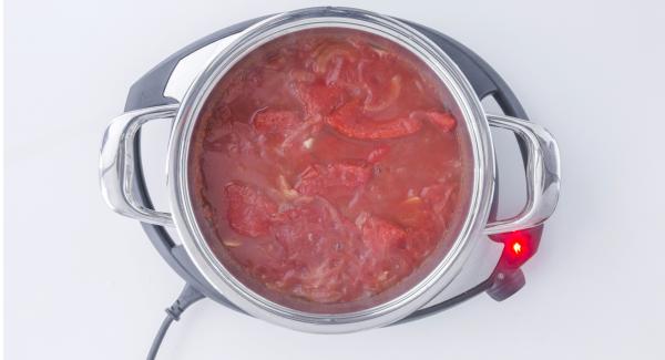 Cuando el Avisador (Audiotherm) emita un pitido al llegar a la ventana de “chuleta”, destapar, remover añadir la salsa de tomate y los pimientos.