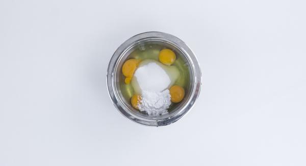 Batir los huevos, el azúcar (12 cucharadas) y la levadura hasta conseguir una textura espumosa.