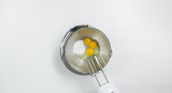 El día anterior, mezclar la clara y la yema de un huevo con azúcar hasta que quede espumoso y se disuelva el azúcar.