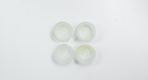 Engrasar moldes resistentes al fuego (de unos 120 ml) con mantequilla y espolvorear almendras por encima. Repartir la masa entre los moldes, cubrir con film transparente y congelar durante toda la noche. Gracias a la congelación, el bizcocho mantendrá un corazón tierno después del horneado.