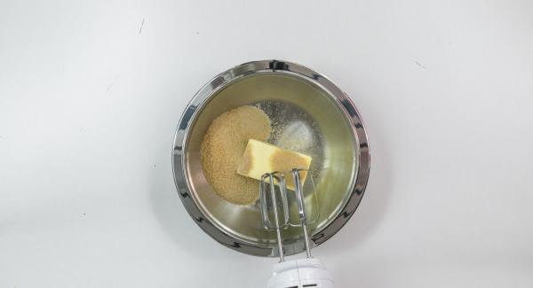 Mezclar el resto del azúcar, el azúcar de vainilla y la mantequilla hasta que queden espumosos. Añadir los huevos poco a poco y seguir removiendo durante unos 5 minutos. Mezclar la mitad de la harina con la masa. A continuación, mezclar la levadura en polvo y las pasas con el resto de la harina y añadir también a la masa sin dejar de remover.