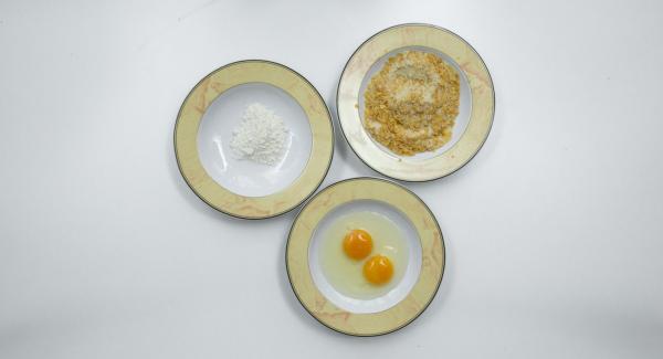 Batir los huevos en un plato hondo, añadir el pan rallado en un plato e incorporar los copos de maíz desmenuzados. Verter la harina en otro plato.