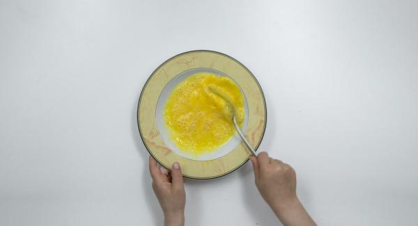Batir los huevos en un plato hondo, añadir el pan rallado en un plato e incorporar los copos de maíz desmenuzados. Verter la harina en otro plato.