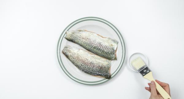 Untar la piel de los filetes de pescado con un poco de aceite. Cuando el Avisador (Audiotherm) emita un pitido al llegar a la ventana de “chuleta”, apagar el fuego.