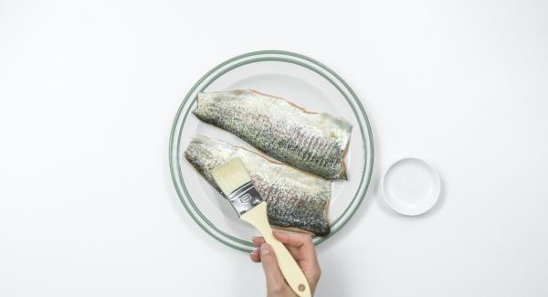 Untar la piel de los filetes de pescado con un poco de aceite. Cuando el Avisador (Audiotherm) emita un pitido al llegar a la ventana de “chuleta”, apagar el fuego.