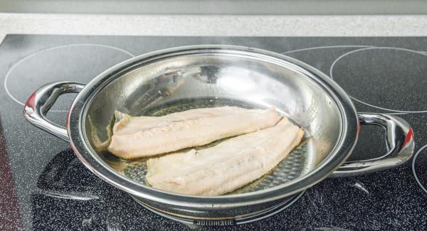 Al llegar a los 90 °C, dependiendo del grosor de los filetes, retirar inmediatamente de la paellera o darles la vuelta y terminar de asarlos durante 1 minuto. Para servir, adobar con sal, pimienta y zumo de limón.