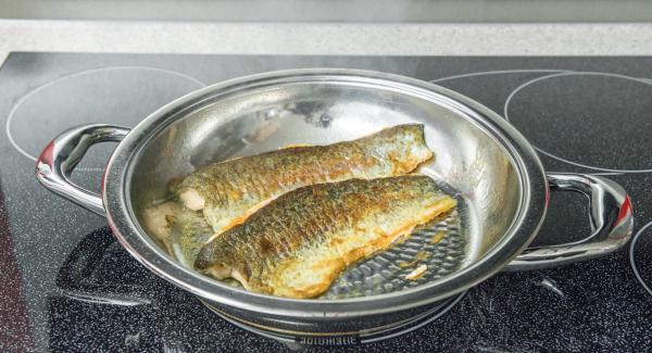 Al llegar a los 90 °C, dependiendo del grosor de los filetes, retirar inmediatamente de la paellera o darles la vuelta y terminar de asarlos durante 1 minuto. Para servir, adobar con sal, pimienta y zumo de limón.