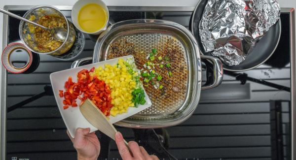 Asar los trozos de piña, pimiento y cebolleta con el zumo de la carne. Añadir la marinada restante y el zumo de naranja, y cocer a fuego lento durante unos minutos.