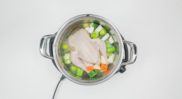 Limpiar las verduras para hacer caldo y cortarlas a trozos grandes. Verter la verdura en una olla de 24 cm (5 l) e incorporar el pollo, la hoja de laurel y el caldo. Tapar con la Tapa Rápida (Secuquick Softline) de 24 cm y cerrar.