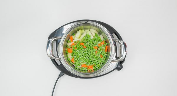 Poner las verduras humedas en una olla pequeña y esparcir sobre ella los guisantes congelados y los champiñones.