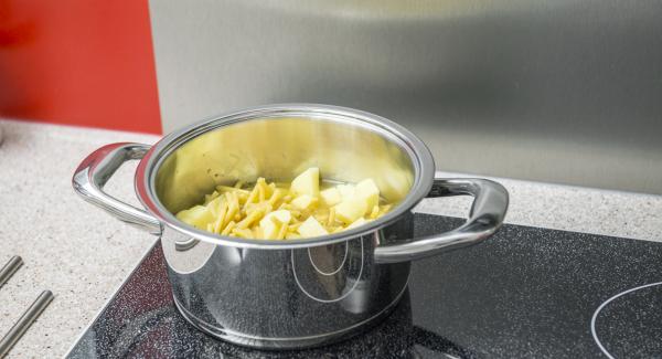 Pelar las patatas y cortarlas a dados pequeños. Mezclar con los macarrones y el caldo en una olla. 
Tapar con la Tapa Rápida (Secuquick Softline).