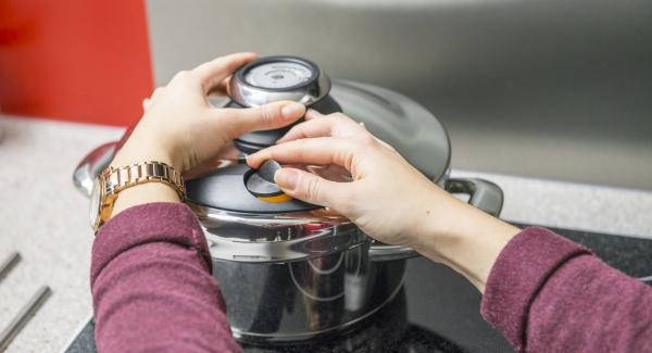 Pelar las patatas y cortarlas a dados pequeños. Mezclar con los macarrones y el caldo en una olla. 
Tapar con la Tapa Rápida (Secuquick Softline).