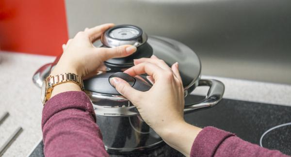 Pelar las patatas y cortarlas a dados pequeños. Mezclar con los macarrones y el caldo en una olla. 
Tapar con la Tapa Rápida (Secuquick Softline).