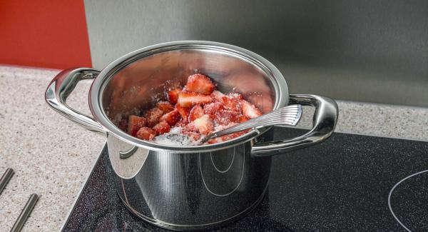 Llevar las fresas a ebullición a temperatura máxima, sin dejar de remover.