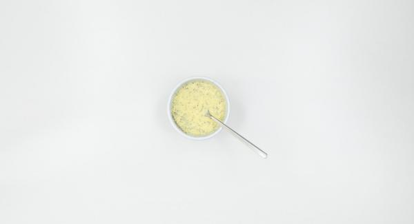 Batir los huevos con la nata y mezclarlos con el parmesano y las hierbas.