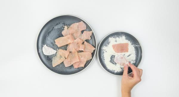 Cortar la carne en pequeñas porciones y sazonarla con sal y pimienta.