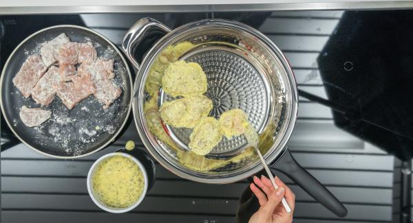 Cuando el Avisador (Audiotherm) emita un pitido al llegar a la ventana de “chuleta”, bajar la temperatura y meter los trozos de carne en harina. 
Bañar los trozos de carne en la mezcla de queso y colocar el conjunto directamente en la sartén.