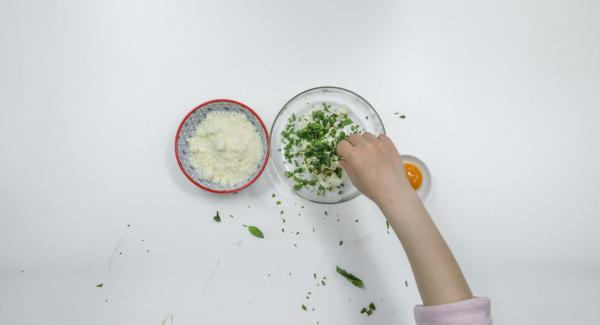 Quitar las hojas a la albahaca, trocearla y mezclarla con la ricota o con el queso crema, el parmesano y la yema de huevo. Sazonar con sal y pimienta.