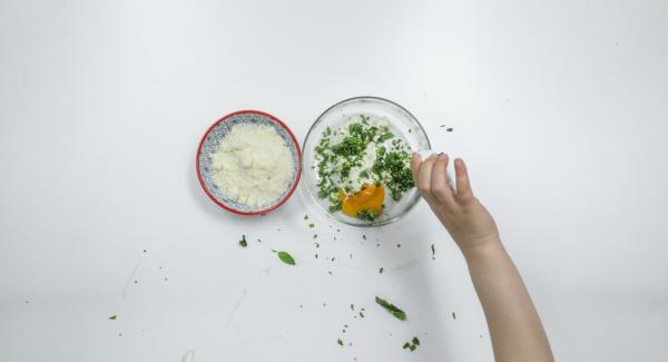 Quitar las hojas a la albahaca, trocearla y mezclarla con la ricota o con el queso crema, el parmesano y la yema de huevo. Sazonar con sal y pimienta.