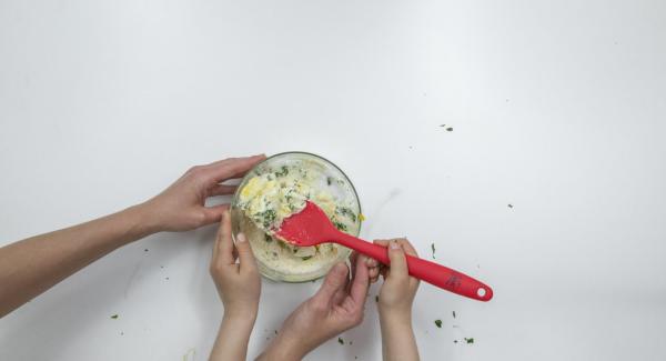 Quitar las hojas a la albahaca, trocearla y mezclarla con la ricota o con el queso crema, el parmesano y la yema de huevo. Sazonar con sal y pimienta.