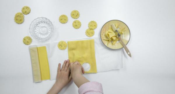 Cubrir con cuidado con la otra mitad de la masa, presionar bien alrededor del relleno y cortar los raviolis.