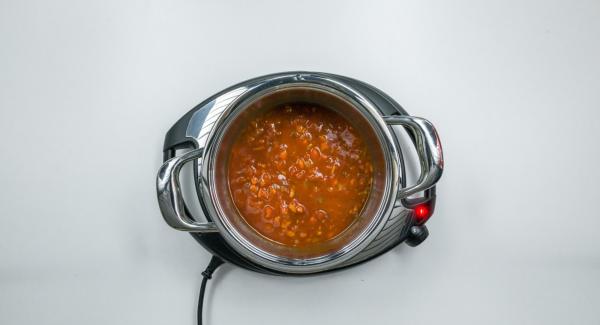 Cuando el Avisador (Audiotherm) emita un pitido al llegar a la ventana de “chuleta”, bajar temperatura de Navigenio (nivel 2), quitar la tapa Súper-Vapor (EasyQuick), saltear la mezcla de cebolla y añadir los tomates y el caldo de verduras.