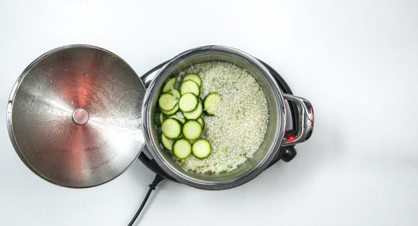 Añadir el arroz para risotto y el calabacín. Asar todo durante un momento. 
Añadir el caldo de verduras, tapar con la Tapa Rápida (Secuquick Softline) de 24 cm.