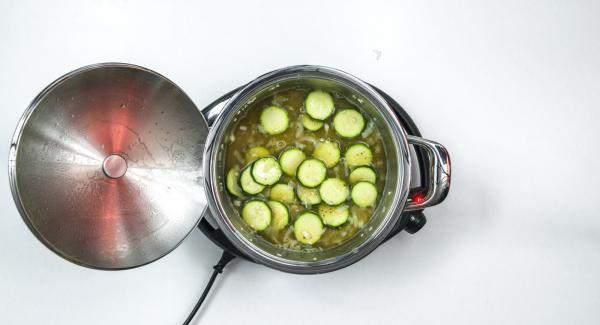 Añadir el arroz para risotto y el calabacín. Asar todo durante un momento. 
Añadir el caldo de verduras, tapar con la Tapa Rápida (Secuquick Softline) de 24 cm.