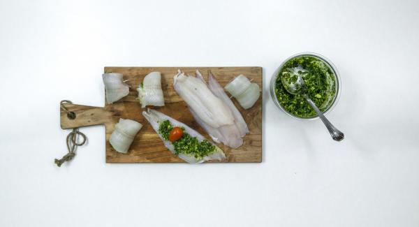 Untar un poco de pesto en los filetes de pescado y enrollar con un tomate cherry cada uno, fijándolos con palillos de dientes. Colocar los rollitos en la Softiera  24 cm.