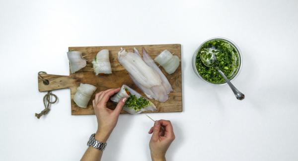 Untar un poco de pesto en los filetes de pescado y enrollar con un tomate cherry cada uno, fijándolos con palillos de dientes. Colocar los rollitos en la Softiera  24 cm.