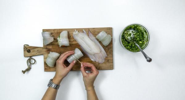 Untar un poco de pesto en los filetes de pescado y enrollar con un tomate cherry cada uno, fijándolos con palillos de dientes. Colocar los rollitos en la Softiera  24 cm.