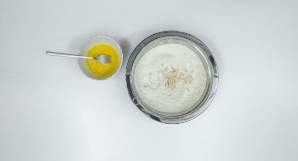 Mezclar la harina con el azúcar y la sal en una fuente y hacer un hueco en la misma.