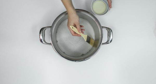 Con la ayuda de una tapa de 24 cm, cortar un círculo de papel para horno y colocarlo en la olla. Untar el papel para horno y el borde de la olla con manteca
de cerdo.