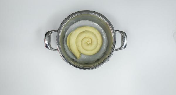 Colocar los caracoles de masa en la olla, untar con el resto de la manteca, pulverizar con agua fría. Colocar la olla en el fuego a baja temperatura
