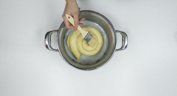 Colocar los caracoles de masa en la olla, untar con el resto de la manteca, pulverizar con agua fría. Colocar la olla en el fuego a baja temperatura