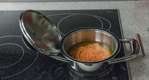 Introducir el caldo y las lentejas en la olla. Colocar la olla en el fuego a temperatura máxima. Encender el Avisador (Audiotherm) e introducir 3 minutos de tiempo de cocción. Colocarlo en el pomo (Visiotherm) y girar hasta que aparezca el símbolo de “Zanahoria”.