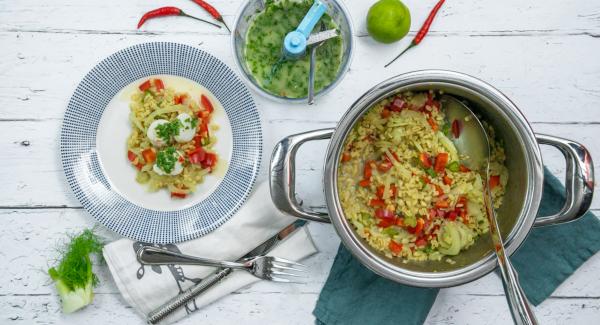 Mezclar la ensalada de trigo con las vieiras y el aderezo.