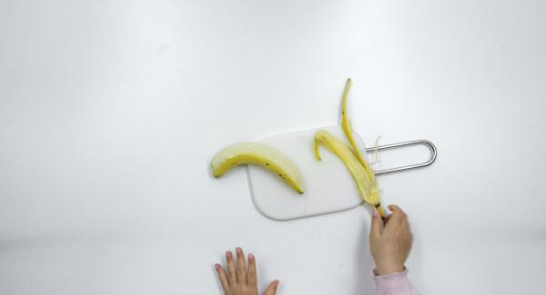 Pelar el plátano, cortarlo a tiras largas y trocearlo en el Quick Cut