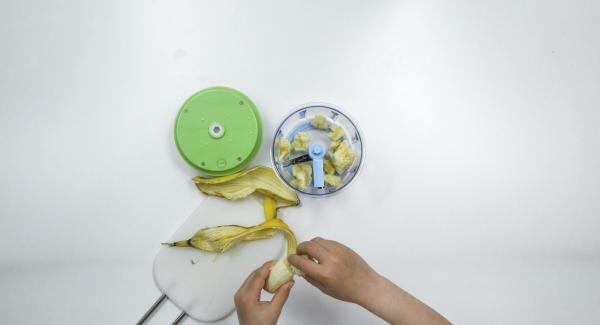 Pelar el plátano, cortarlo a tiras largas y trocearlo en el Quick Cut