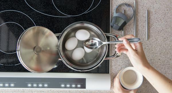 Poner los huevos con 3 cucharadas de agua en una olla.