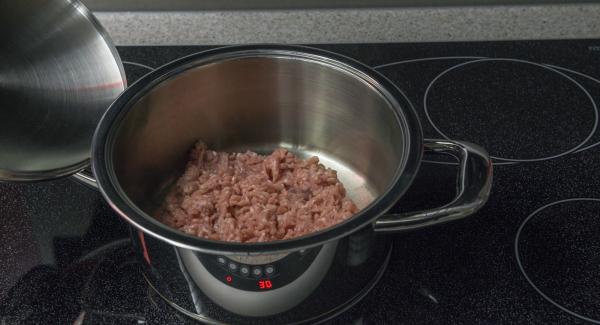 Cuando el Avisador (Audiotherm) emita un pitido al llegar a la ventana de “chuleta”, bajar temperatura y asar la carne picada en porciones.