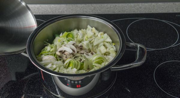 Añadir el ajo, el chili y las verduras y asarlo todo junto. Agregar el vino y sazonar con sal, curry y pimienta de cayena.