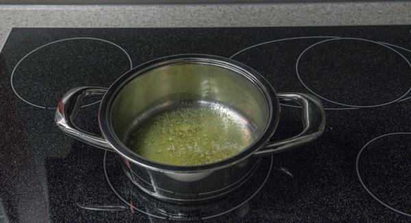 Derretir la mantequilla en una olla adecuada hasta que se vean burbujas. Añadir la harina y verter la leche y el caldo de ave poco a poco sin dejar de remover.