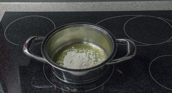 Derretir la mantequilla en una olla adecuada hasta que se vean burbujas. Añadir la harina y verter la leche y el caldo de ave poco a poco sin dejar de remover.